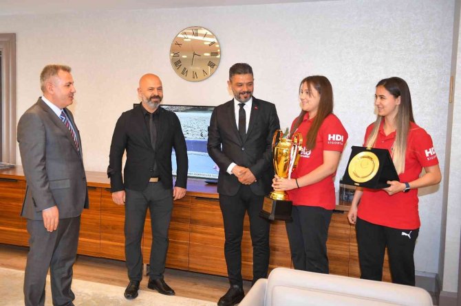 Şampiyon Kızlar Vali Elban Ve Başkan Karalar’ı Gururlandırdı