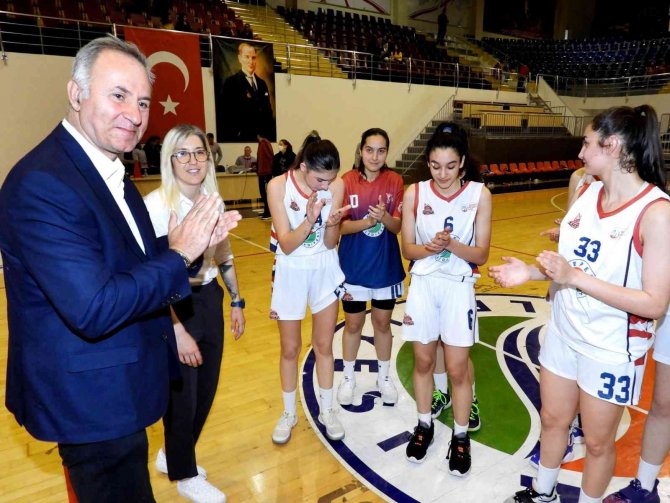Kepez’in Kızları Ligin Devleriyle Mücadele Ediyor