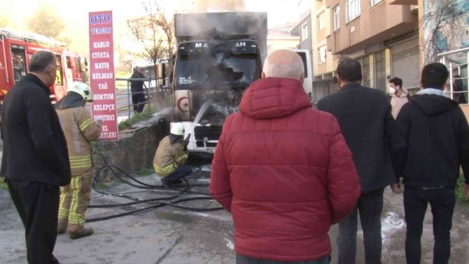 Ataşehir’de Buğday Yüklü Nakliye Kamyonu Alevlere Teslim Oldu