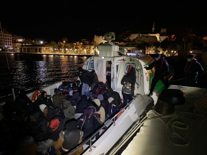 İ̇zmir’de 27 Düzensiz Göçmen Yakalandı