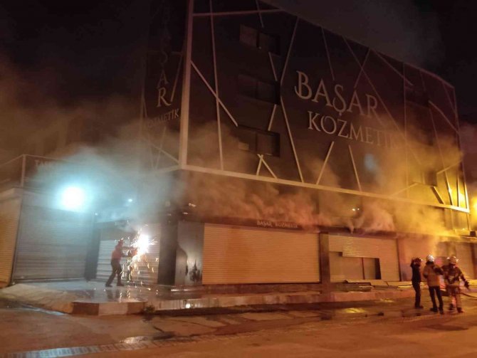 İ̇zmir’de Gıda Çarşısında Yangın Paniği: 3 İş Yerinde Hasar Meydana Geldi
