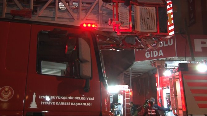 İ̇zmir’de Gıda Çarşısında Yangın Paniği: 3 İş Yerinde Hasar Meydana Geldi