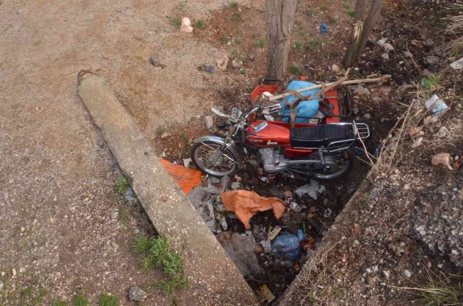 3 Metrelik Boşluğa Düşen Motosikletteki Karı-koca Yaralandı