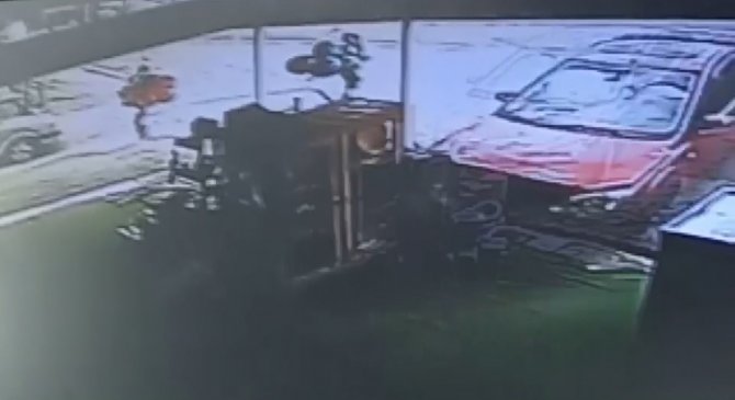 Otomobil İş Yerine Böyle Girdi