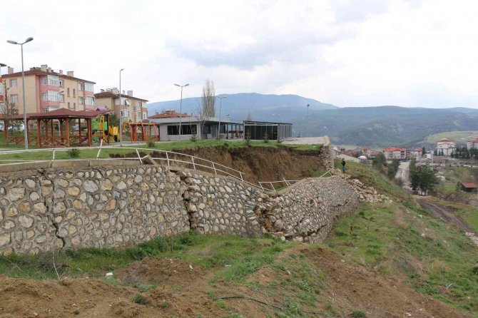 Karabük’te Çocuk Parkında Korkutan Heyelan