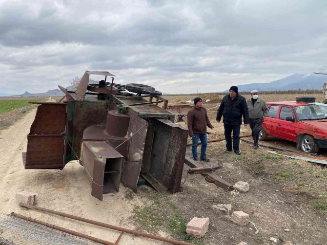 Karaman’da Şiddetli Fırtına Çardağın Çatısını Uçurdu