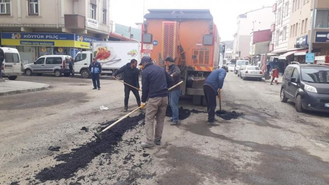 Kars’ta Köstebek Yuvasına Dönen Yollara Yamalı Önlem