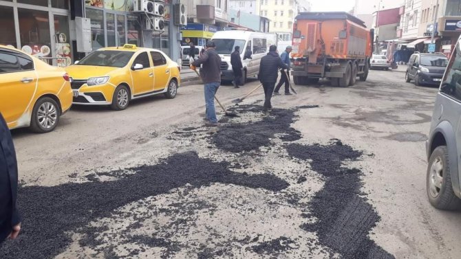 Kars’ta Köstebek Yuvasına Dönen Yollara Yamalı Önlem