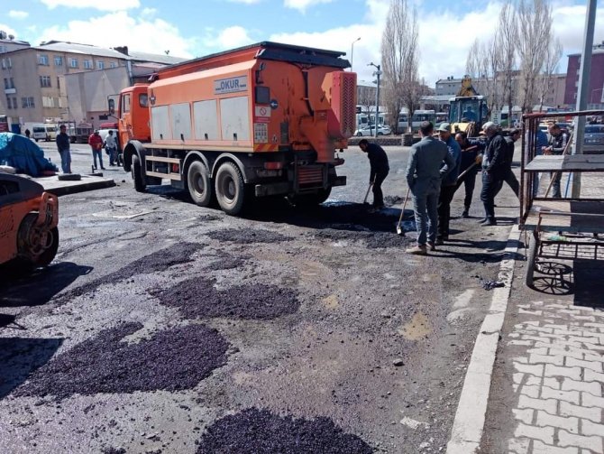 Kars’ta Köstebek Yuvasına Dönen Yollara Yamalı Önlem