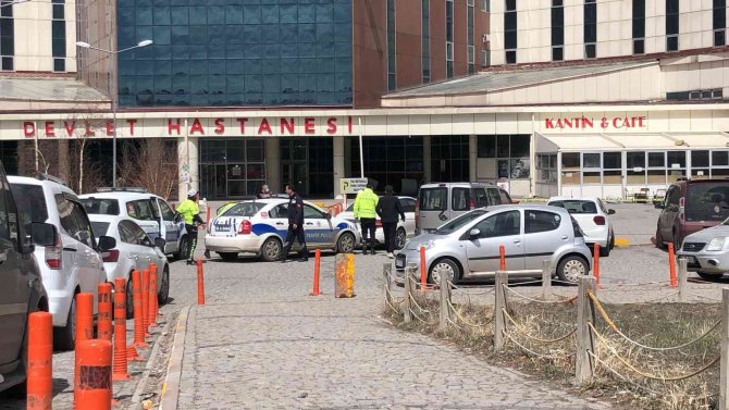 Kars’ta Rüzgar Hastanenin Dış Cephe Kaplamalarını Uçurdu
