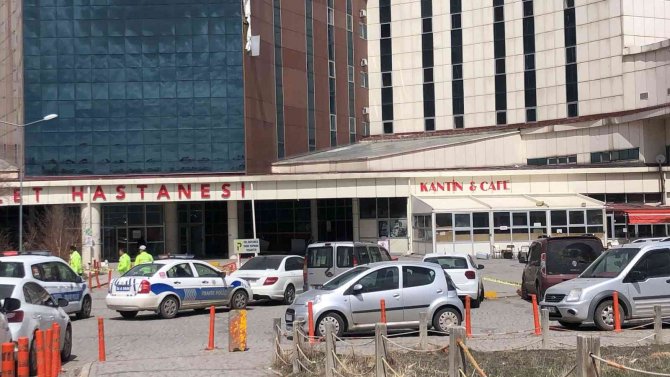 Kars’ta Rüzgar Hastanenin Dış Cephe Kaplamalarını Uçurdu