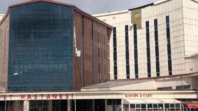 Kars’ta Rüzgar Hastanenin Dış Cephe Kaplamalarını Uçurdu