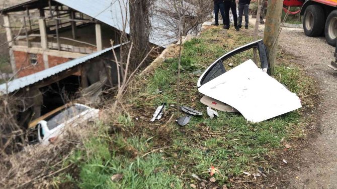 Şarampole Uçan Otomobil, Samanlığın Duvarına Çarparak Durabildi: 1 Yaralı