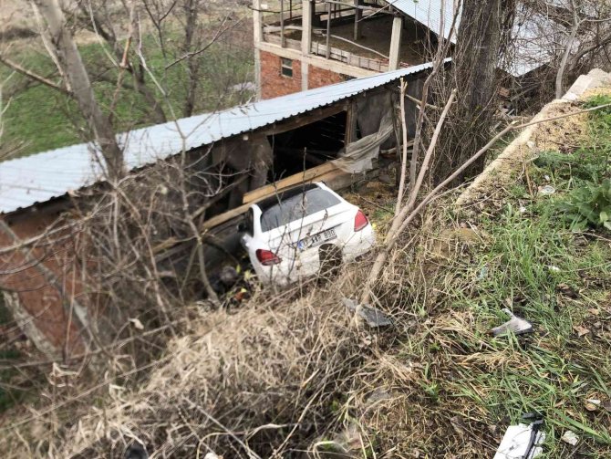 Şarampole Uçan Otomobil, Samanlığın Duvarına Çarparak Durabildi: 1 Yaralı