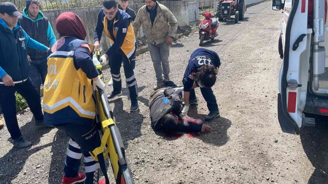 Yarış Motosikleti Hafif Ticari Araca Çarptı, Takla Atan Sürücü Ağır Yaralandı