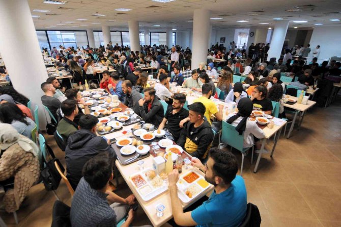 Vali Soytürk İle Rektör Karacoşkun Öğrenciler İle Birlikte İftar Açtı