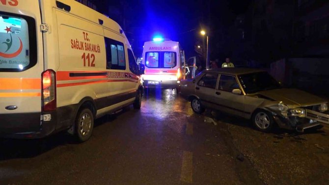 Seyir Halindeki İki Otomobil Çarpıştı: 2 Yaralı