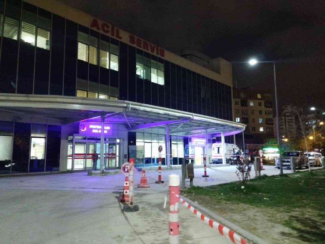 İ̇ki Grup Arasında Bıçaklı Kavga: 1 Yaralı