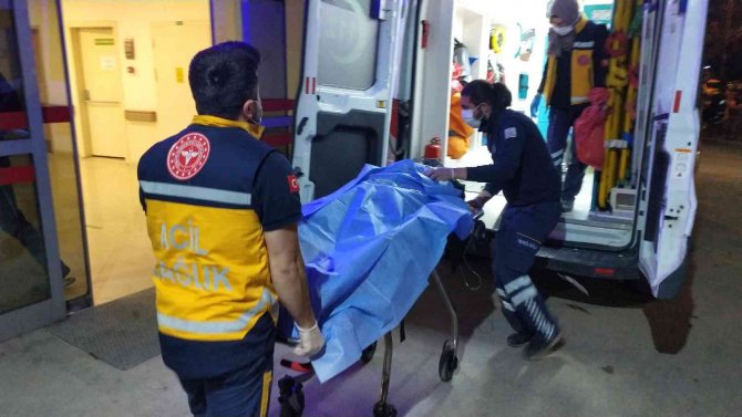 İ̇ki Grup Arasında Bıçaklı Kavga: 1 Yaralı