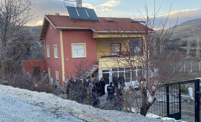 Anne Ve Kızı Sobadan Sızan Gazdan Hayatını Kaybetti