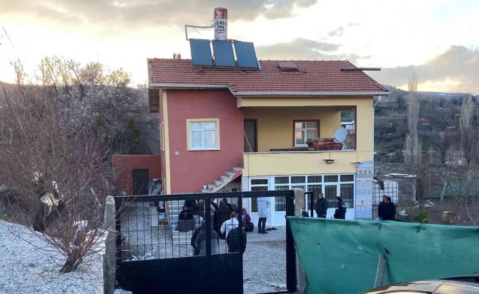 Anne Ve Kızı Sobadan Sızan Gazdan Hayatını Kaybetti