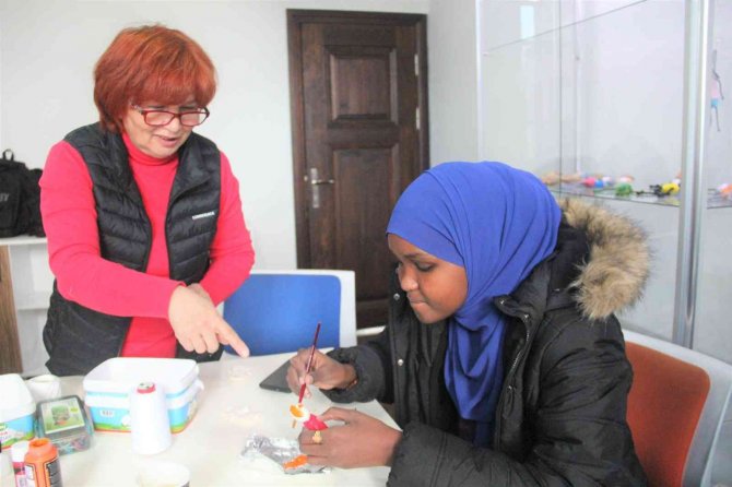 Kütahya’da Yabancı Uyruklu Öğrencilere Yönelik ’Bez Bebek Yapımı’ Kursu