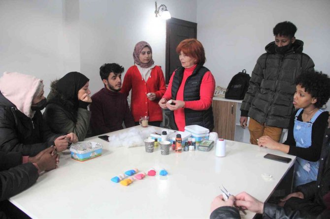 Kütahya’da Yabancı Uyruklu Öğrencilere Yönelik ’Bez Bebek Yapımı’ Kursu