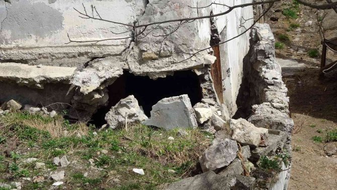 Yaklaşık 500 Kişinin Yaşadığı Mahalle Santim Santim Kayıyor