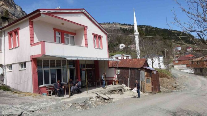 Yaklaşık 500 Kişinin Yaşadığı Mahalle Santim Santim Kayıyor