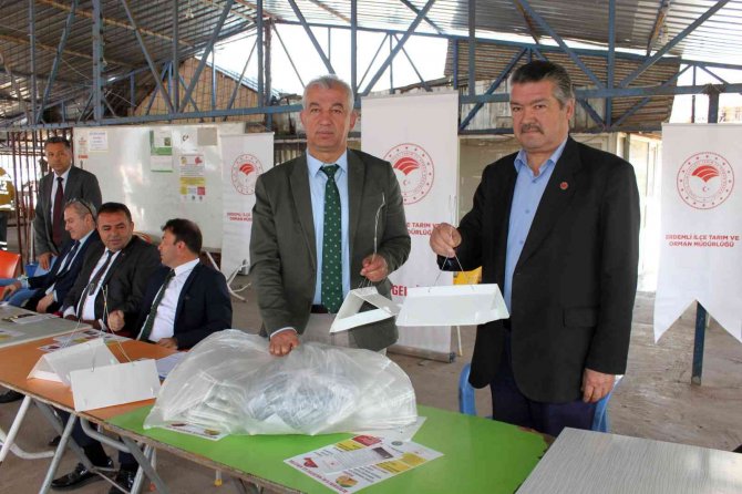 Domates Üreticilerine Feromon Tuzak Dağıtıldı
