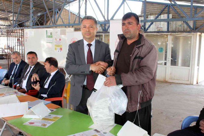 Domates Üreticilerine Feromon Tuzak Dağıtıldı