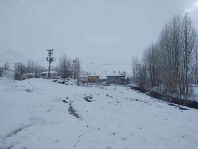 Tunceli’nin Yüksek Kesimlerimde Kar Yağışı Etkili Oldu