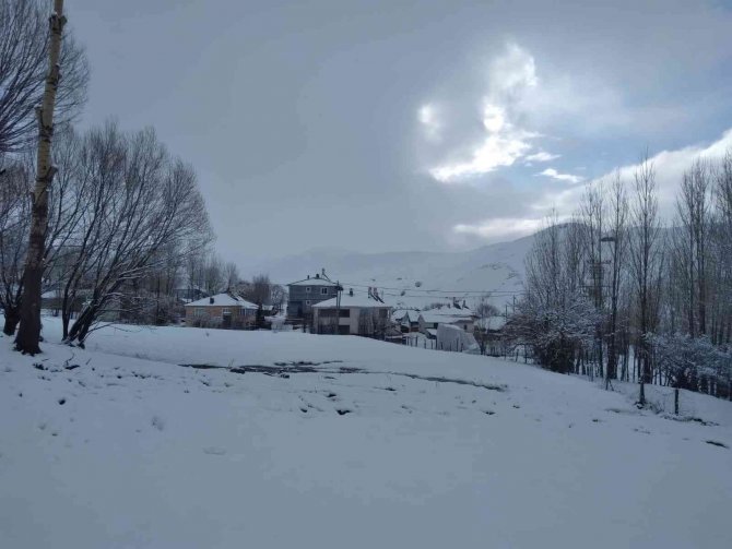 Tunceli’nin Yüksek Kesimlerimde Kar Yağışı Etkili Oldu