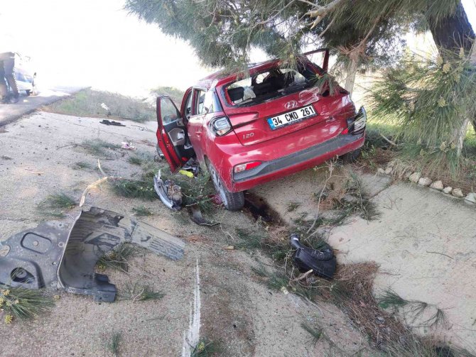 Motoru Yerinden Fırlayan Otomobilden Sağ Kurtuldu