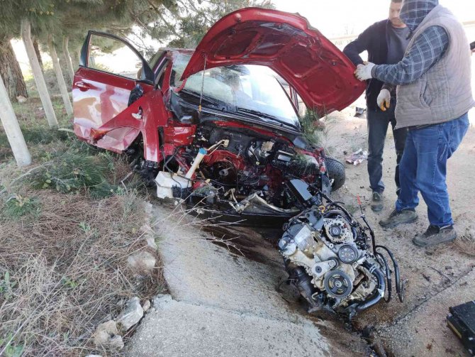 Motoru Yerinden Fırlayan Otomobilden Sağ Kurtuldu