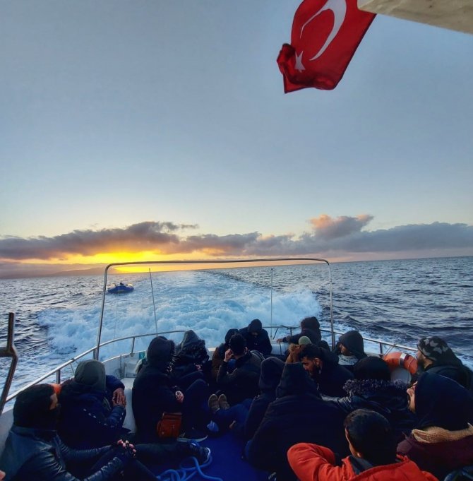 Lastik Botla Kaçarken Yakalandılar
