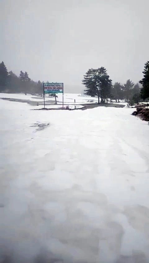 Nisan Ayının Ortasında Yüksek Kesimler Beyaza Büründü