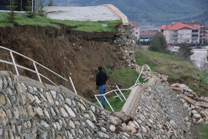 Karabük’te Çocuk Parkında Korkutan Heyelan