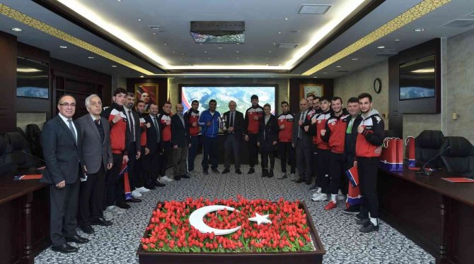 Rektör Ünal’dan Başarılı Sporculara Tebrik