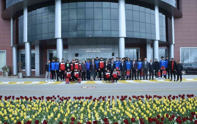Rektör Ünal’dan Başarılı Sporculara Tebrik