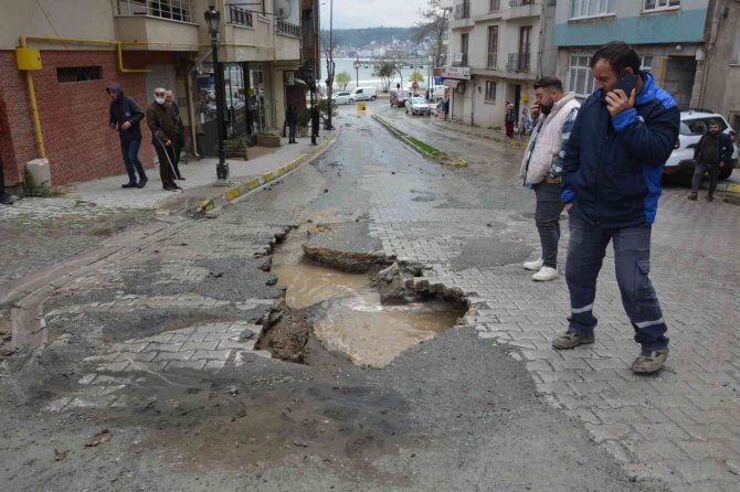Açık Unutulan Şebeke Borusu Caddeyi Göle Çevirdi