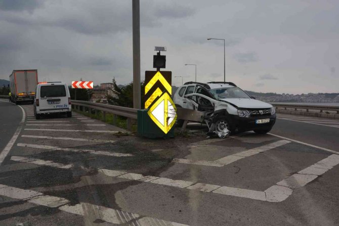 Hatalı Sollama Yaptığı Otomobiliyle Bariyerlere Çarptı: 2 Yaralı