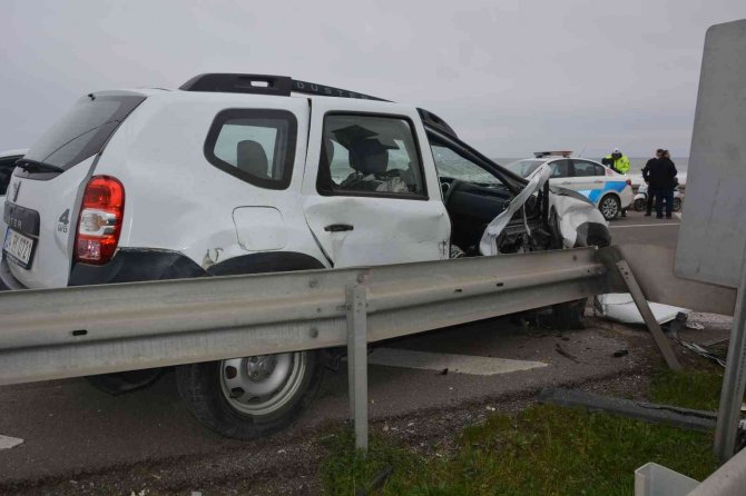 Hatalı Sollama Yaptığı Otomobiliyle Bariyerlere Çarptı: 2 Yaralı