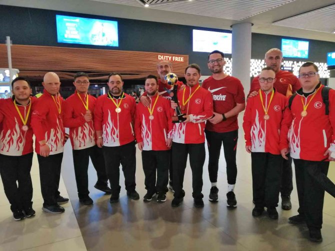 Dünya Üçüncüsü Olan Türkiye Down Sendromlu Futsal Milli Takımı Yurda Döndü