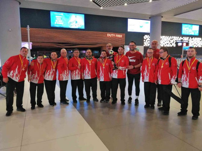 Dünya Üçüncüsü Olan Türkiye Down Sendromlu Futsal Milli Takımı Yurda Döndü