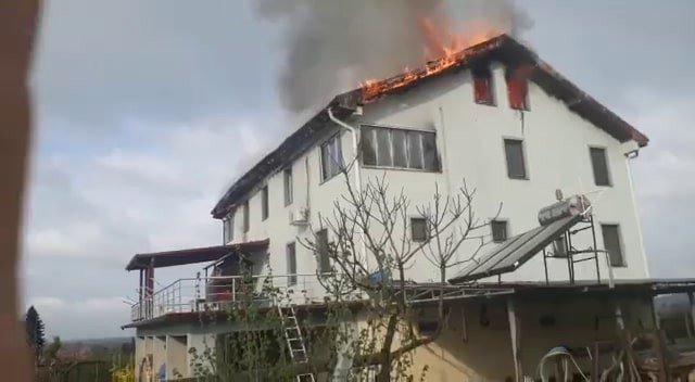 Alev Alev Yanan Ev İtfaiyenin Müdahalesiyle Söndürüldü