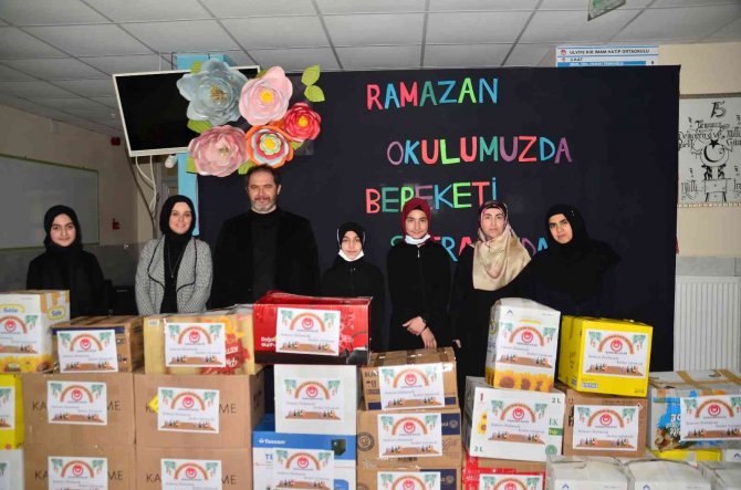 Öğrencilerden İhtiyaç Sahiplerine Yardım Kolisi