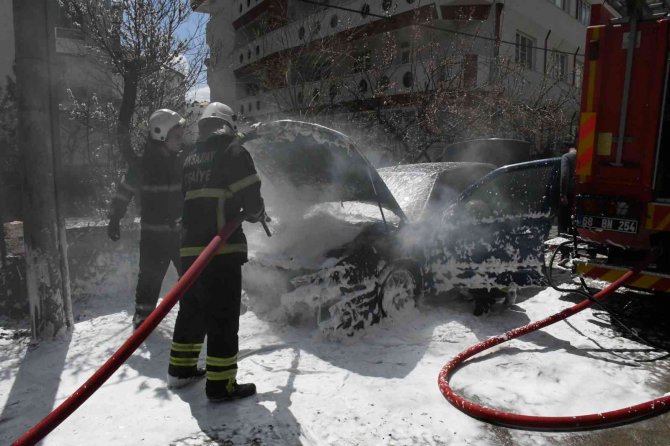 Aksaray’da Servisten Çıkan Araç Park Edildikten Sonra Alev Aldı