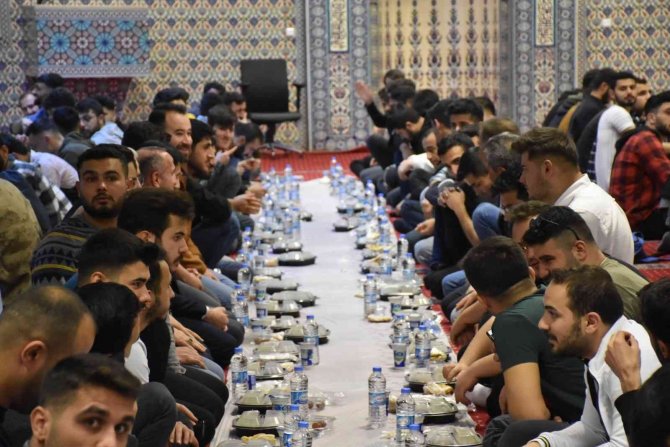 Siirt Valisi Hacıbektaşoğlu, Üniversiteli Öğrencilerle İftarda Bir Araya Geldi