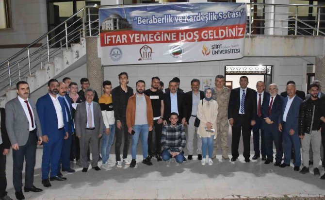 Siirt Valisi Hacıbektaşoğlu, Üniversiteli Öğrencilerle İftarda Bir Araya Geldi